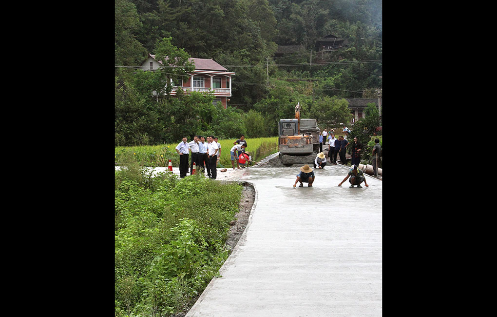 香港宝典免费资料大全援建的湖南桑植金山村张家大峪道路硬化项目正在施工。